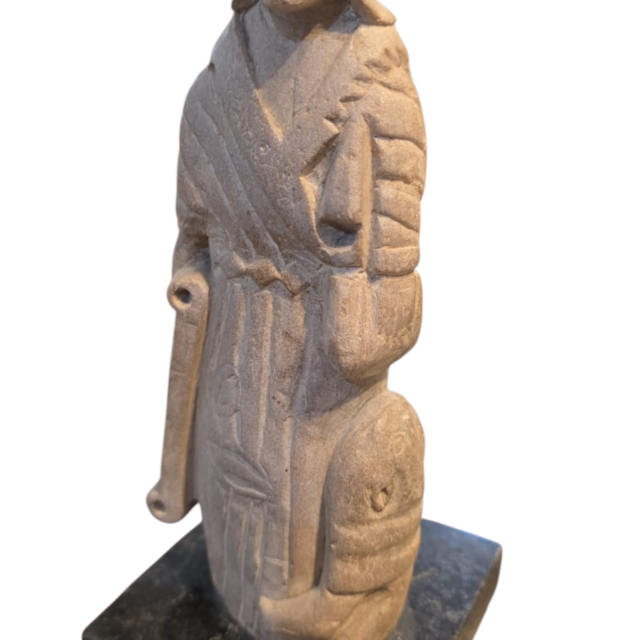 Pesada escultura de pedra representando profeta de Aleijadinho