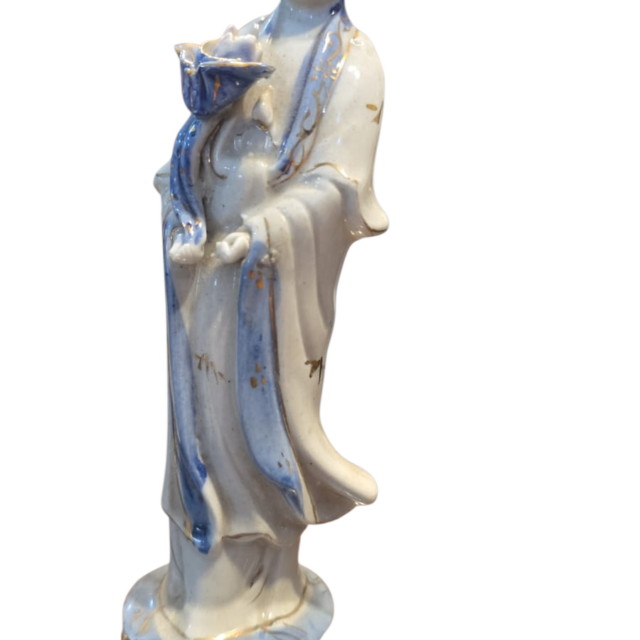 Escultura divindade oriental de porcelana