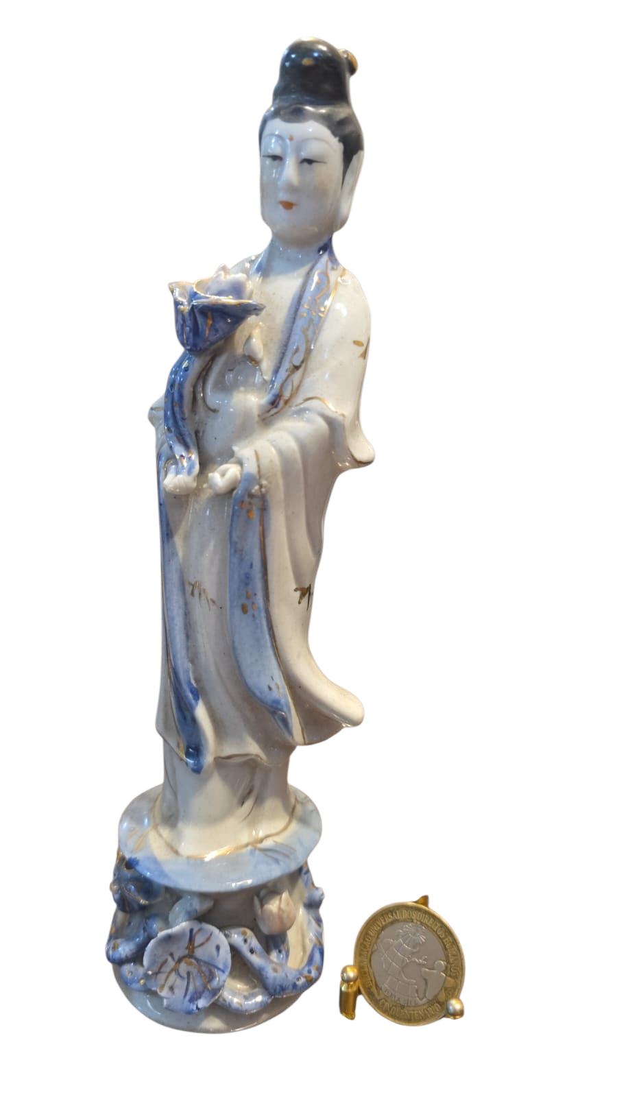 Escultura divindade oriental de porcelana
