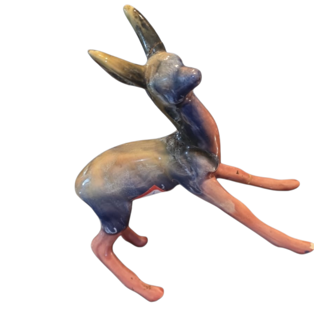 Antiga escultura veado de louça