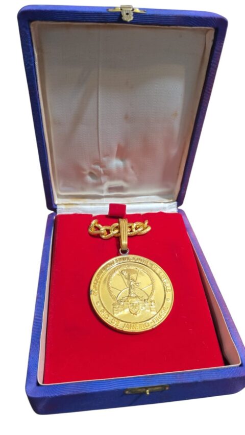 Bela medalha com estojo da academia internacional de letras