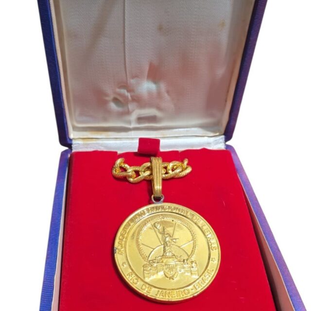 Bela medalha com estojo da academia internacional de letras