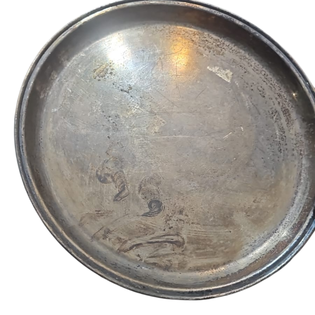 Antiga Salva espessurada a prata