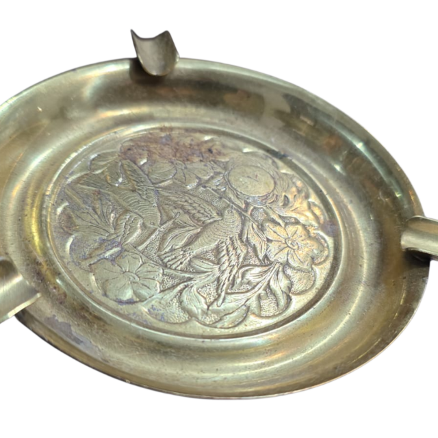 Cinzeiro em dourado metal com belíssima arte de pássaros e flores