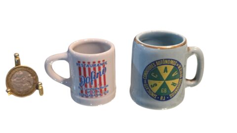 Par de canecas de coleção, em porcelana