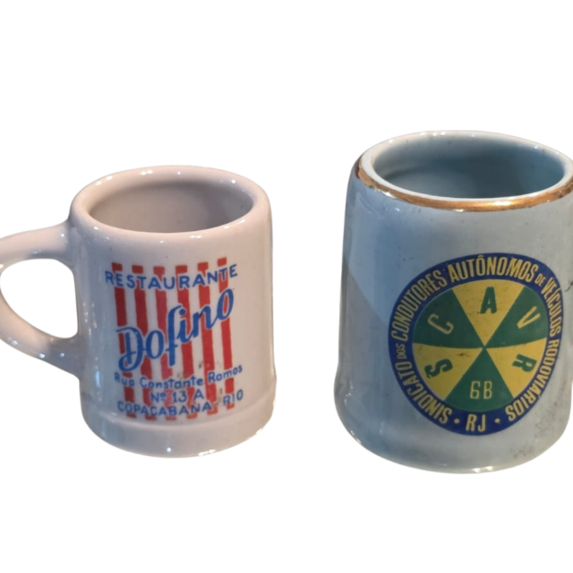 Par de canecas de coleção, em porcelana
