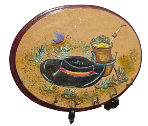 Antigo pendurador com arte gaúcha feita a mão