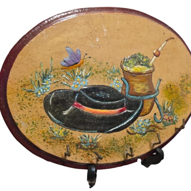 Antigo pendurador com arte gaúcha feita a mão
