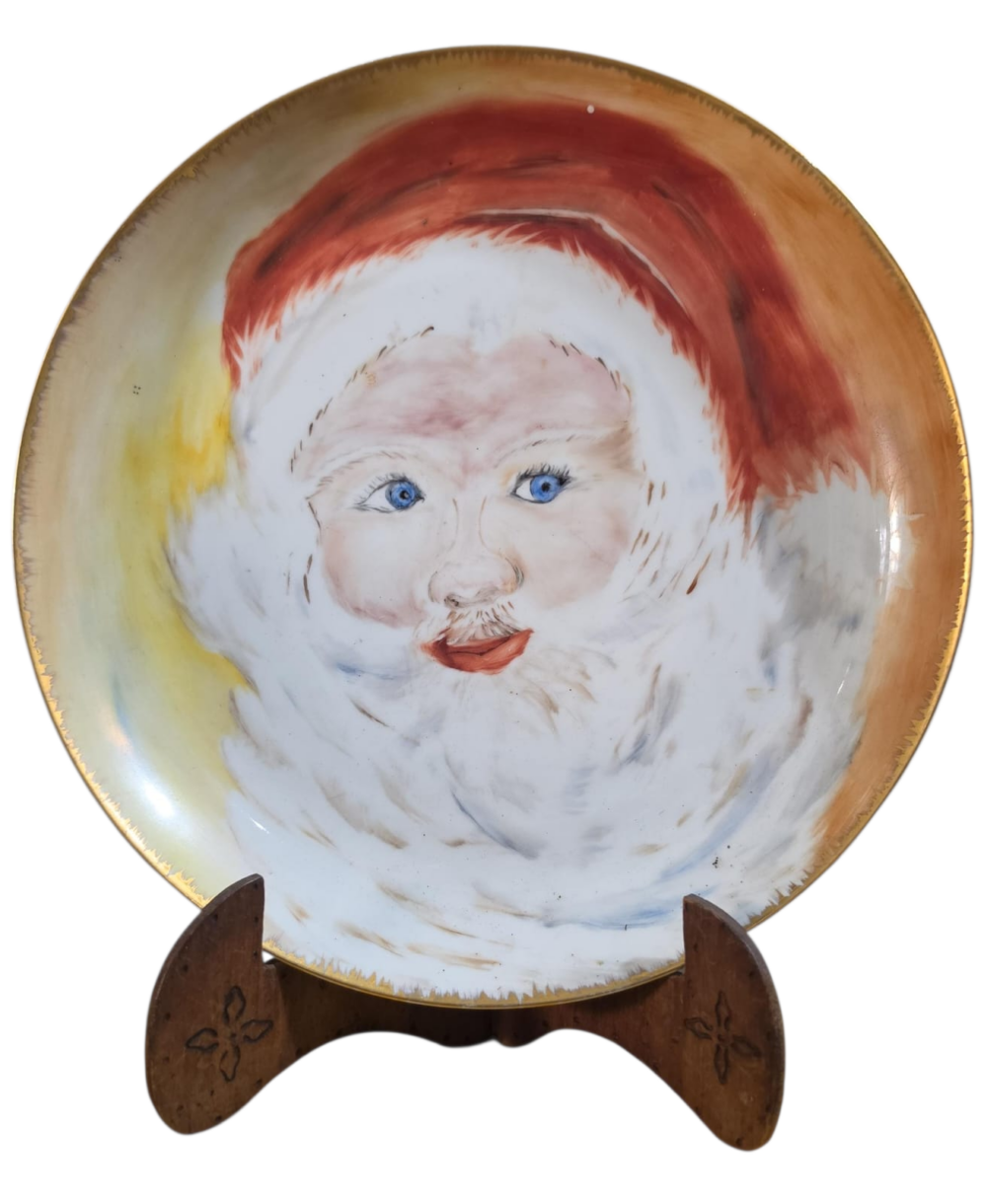 Antigo prato de porcelana com arte pintada a mão