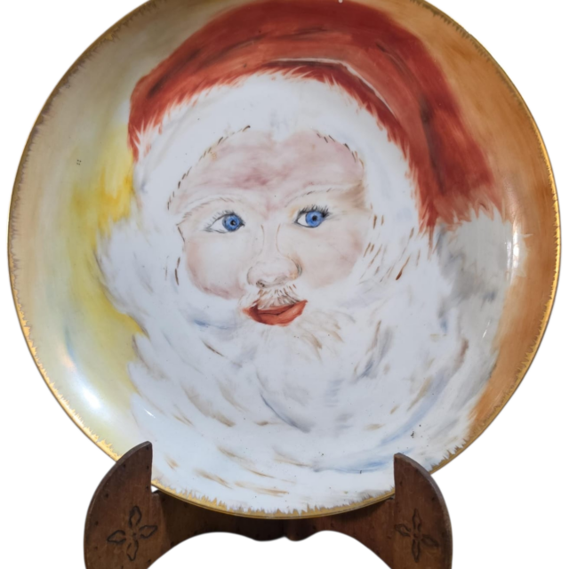Antigo prato de porcelana com arte pintada a mão
