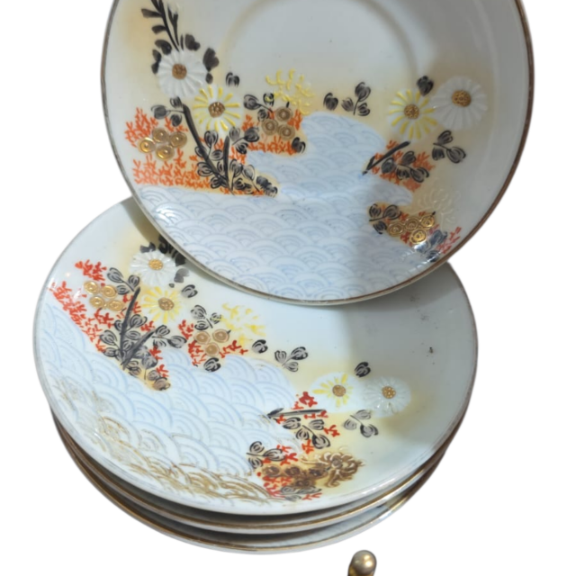 Pires de café de porcelana com belíssima arte feita a mão. (valor unitário)