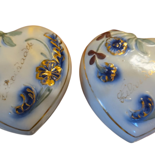 Antigas floreiras de parede de porcelana
