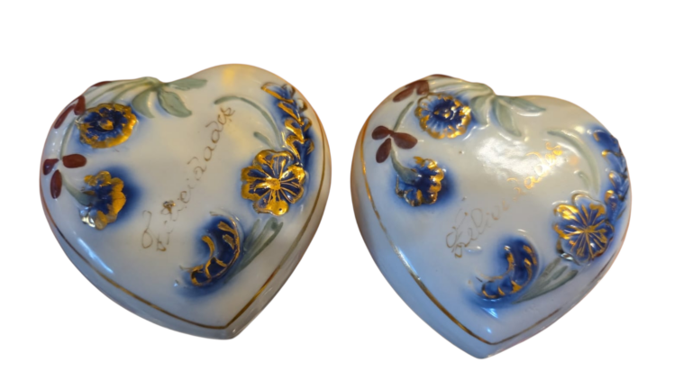 Antigas floreiras de parede de porcelana