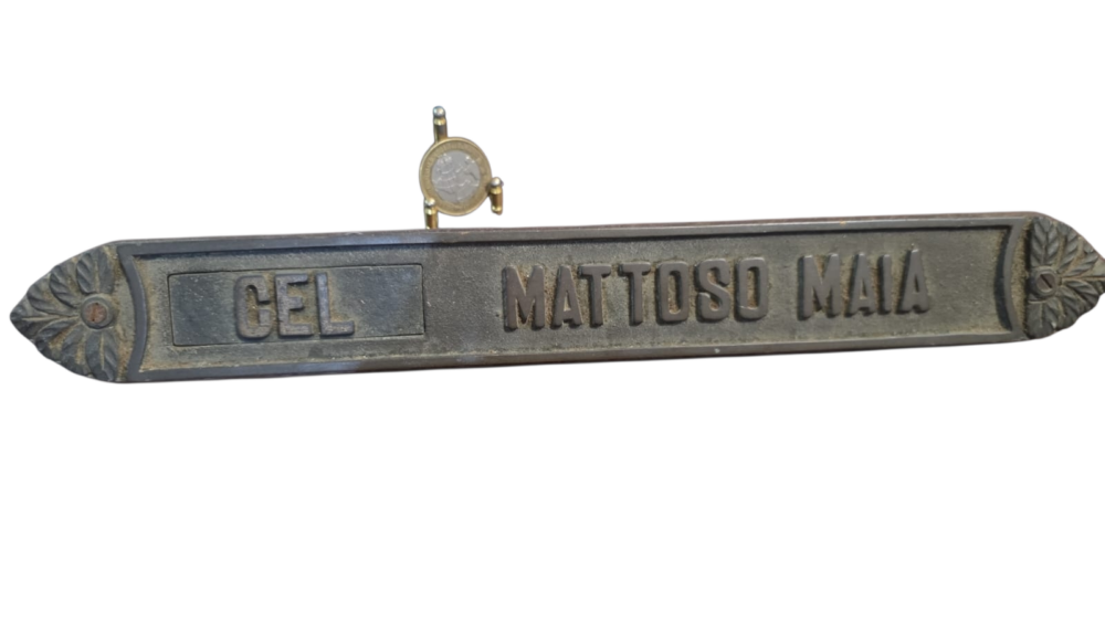 Antiga placa militar de bronze e madeira