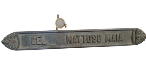 Antiga placa militar de bronze e madeira