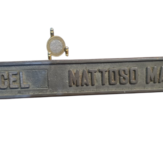 Antiga placa militar de bronze e madeira