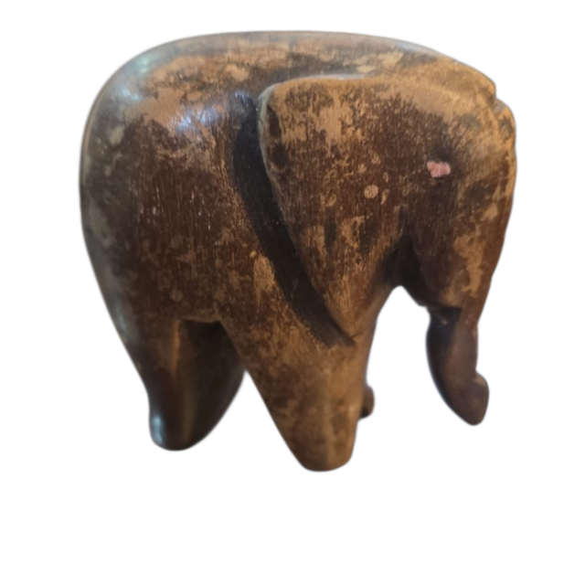Antiga escultura elefante de madeira