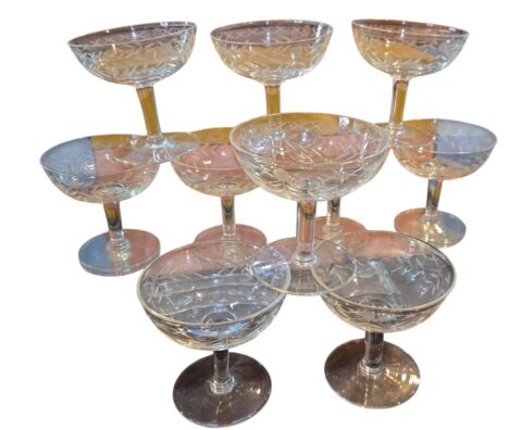 Taças de cristal com belas lapidações