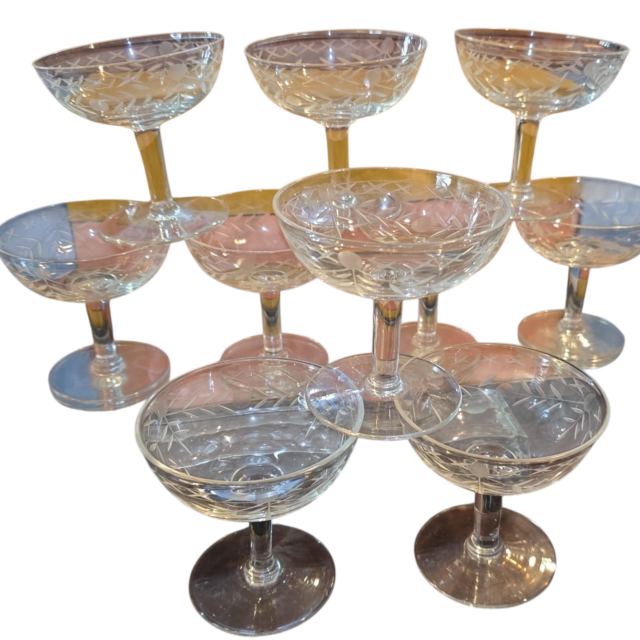 Taças de cristal com belas lapidações