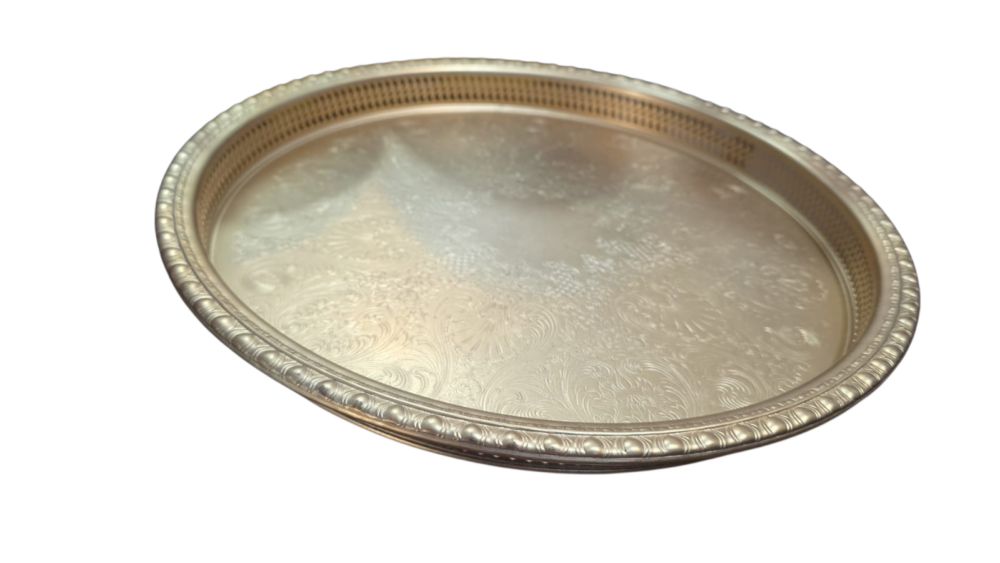 Elegante salva com varanda, ricamente cinzelada