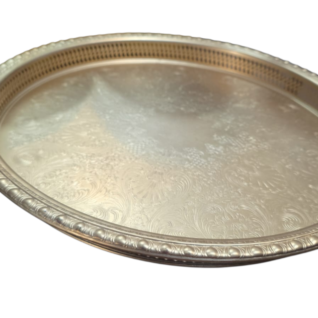 Elegante salva com varanda, ricamente cinzelada