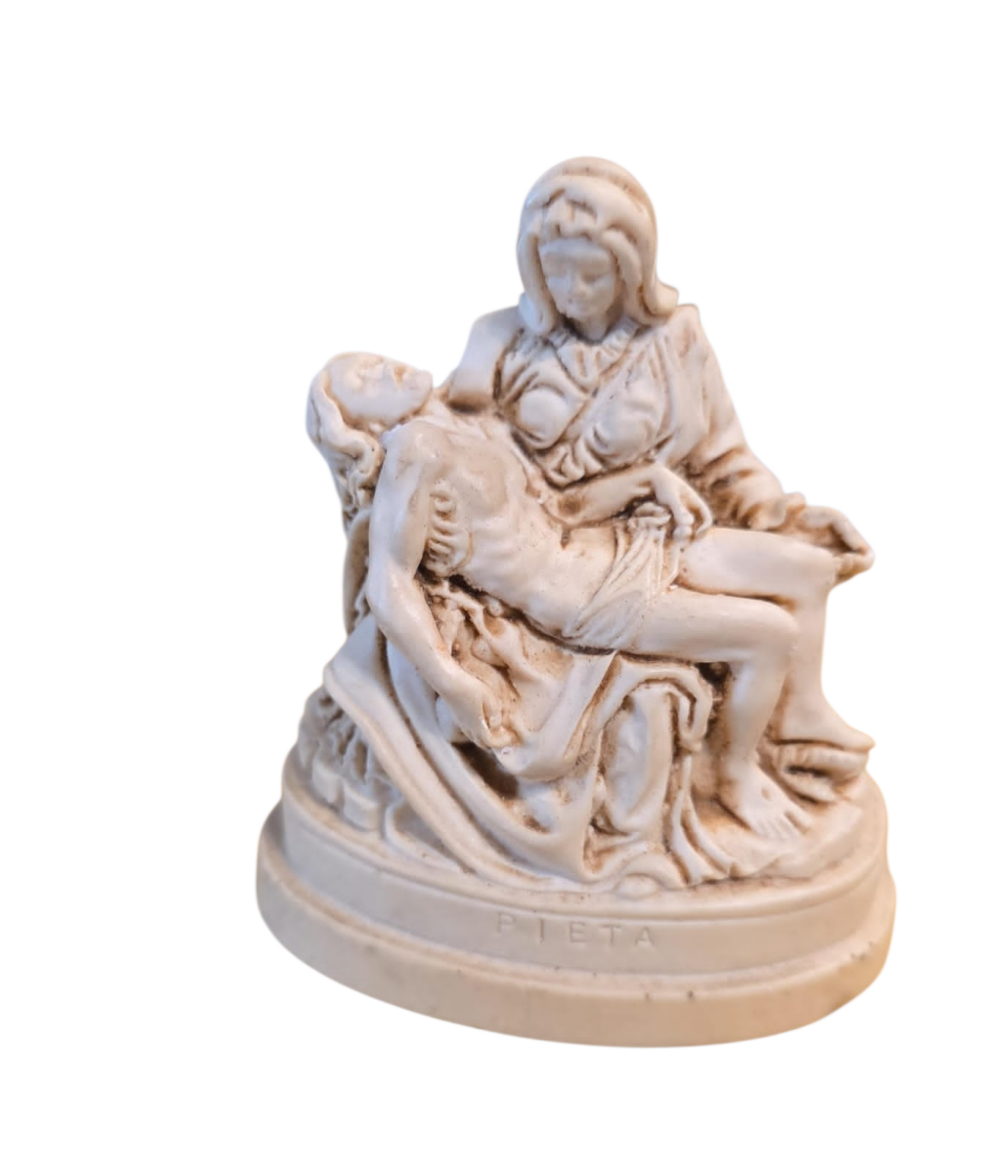 Escultura da obra Nossa Senhora de Pieta