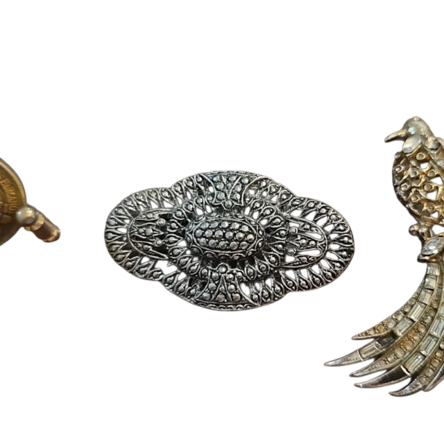 Par de elegantes e antigos broches