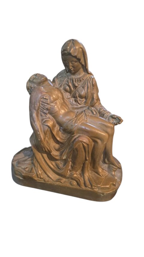 Antiga e grande escultura Pietá