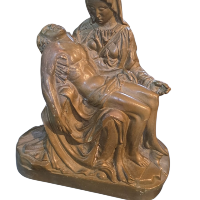 Antiga e grande escultura Pietá