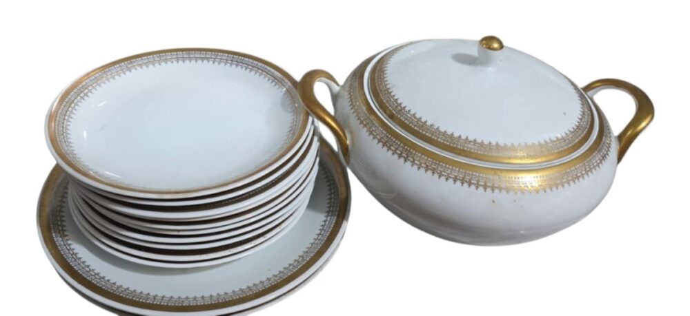 Elegante conjunto de porcelana Steatita, com belas dourações