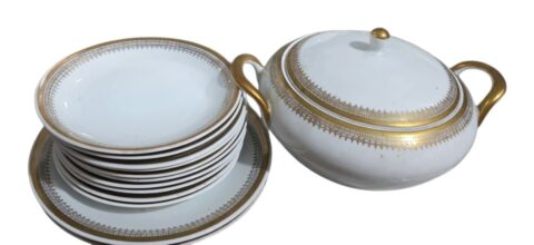 Elegante conjunto de porcelana Steatita, com belas dourações
