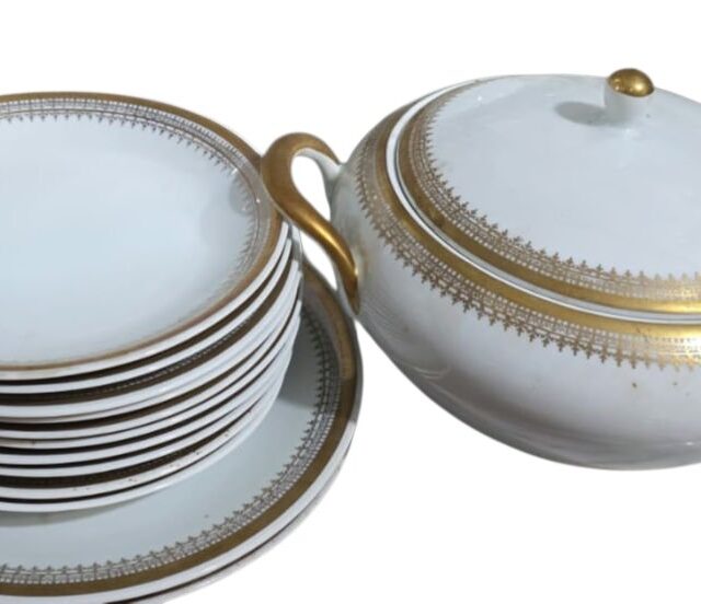 Elegante conjunto de porcelana Steatita, com belas dourações