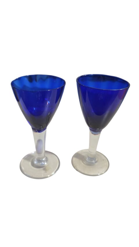 Par de taças de cristal azul cobalto, com leve canelado