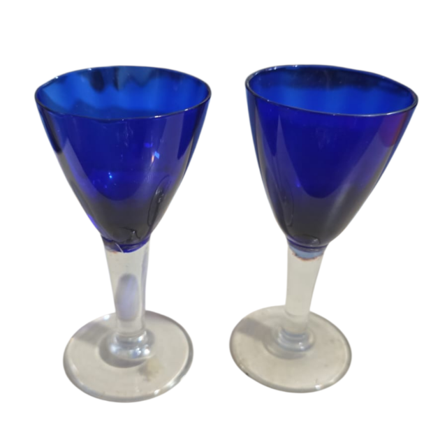 Par de taças de cristal azul cobalto, com leve canelado