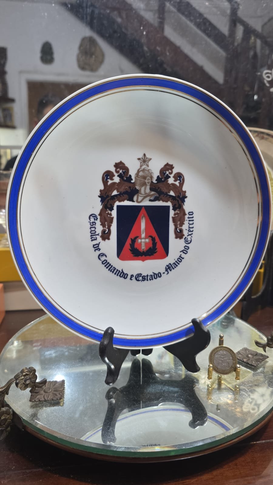 Rara e antiga porcelana, com temática militar, bem colecionável - Imagem 2