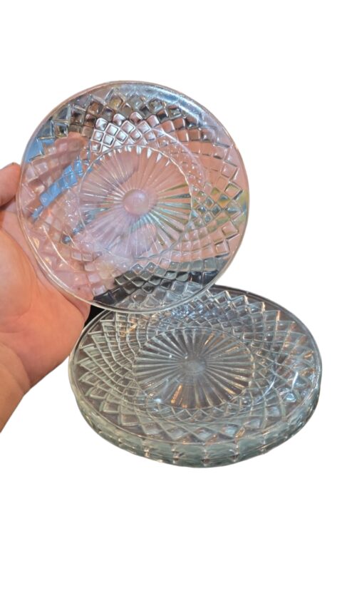 Quatro antigos pratos com bela arte