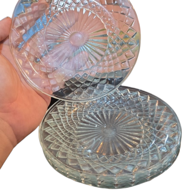 Quatro antigos pratos com bela arte