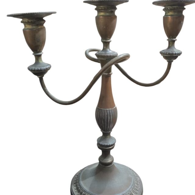 Grande e elegante candelabro para três belas
