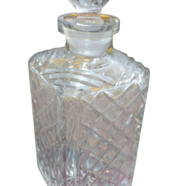 Antiga, pesada e elegante licoreira de cristal
