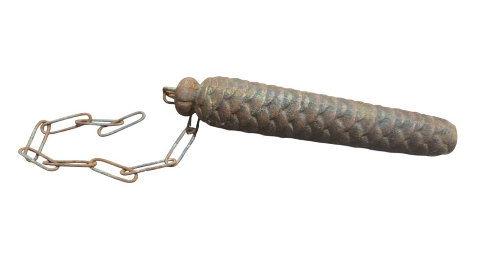 Antiga e pesada pinha de ferro para relógio cuco