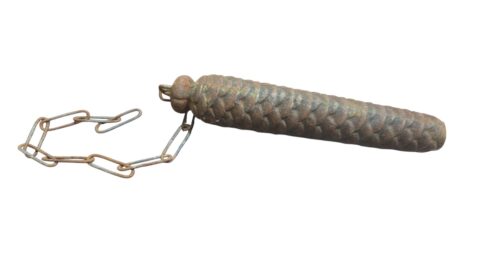 Antiga e pesada pinha de ferro para relógio cuco