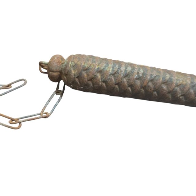 Antiga e pesada pinha de ferro para relógio cuco