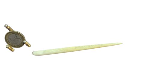Antiga caneta de bico de pena, com corpo possivelmente confeccionado em marfim e assinada