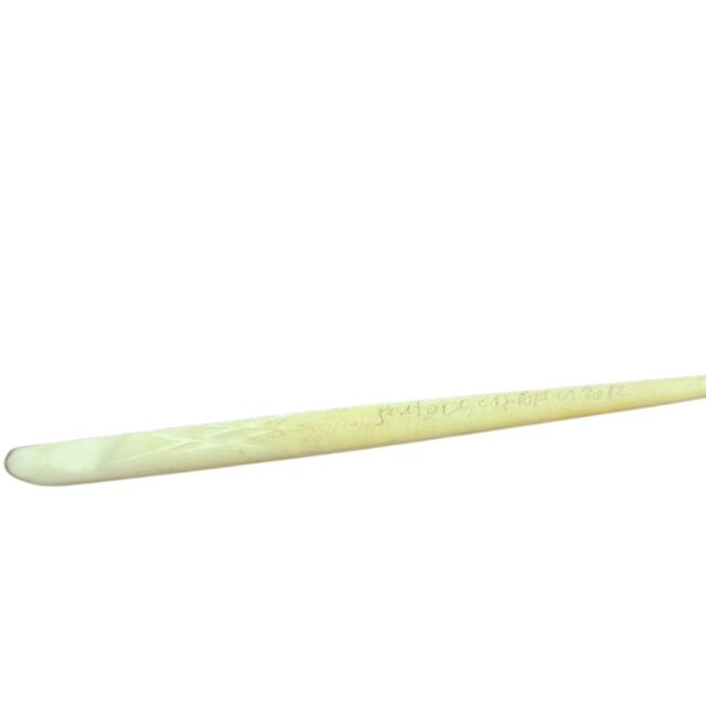Antiga caneta de bico de pena, com corpo possivelmente confeccionado em marfim e assinada