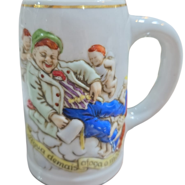 Antiga e bela Ceramarte de porcelana com dourações