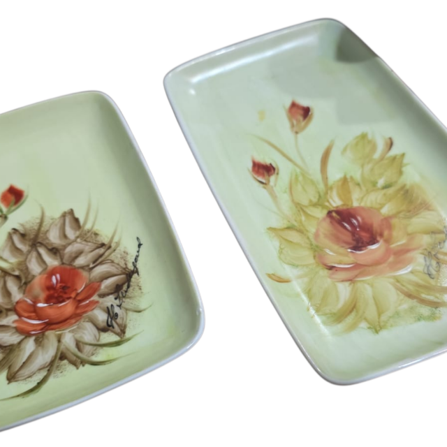Par de bandejas de porcelana pintadas a mão