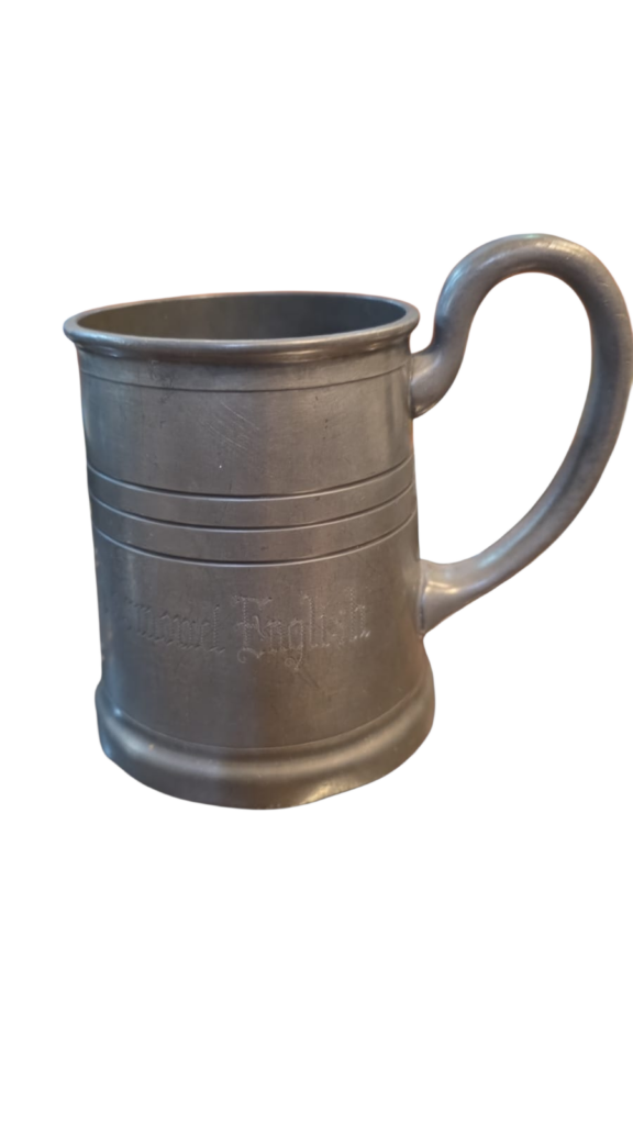 Antiga caneca em estanho francês