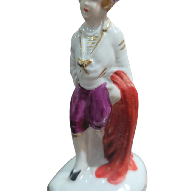 Antiga escultura de porcelana