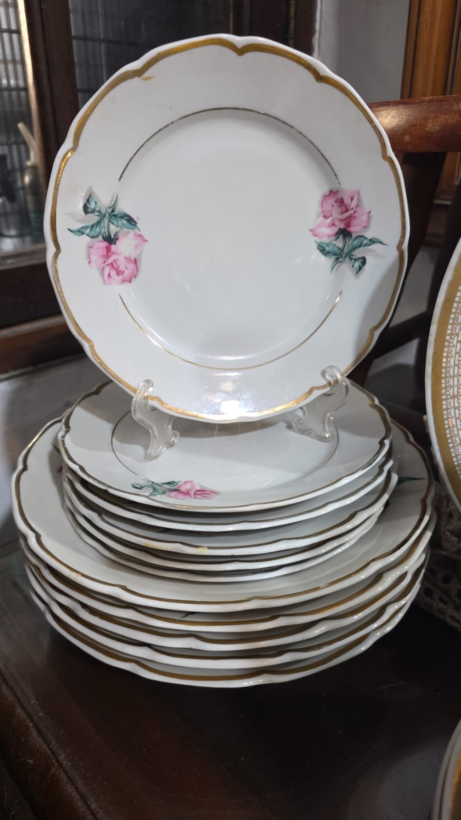 Conjunto de porcelana D. Pedro II, motivos florais e dourações - Imagem 2