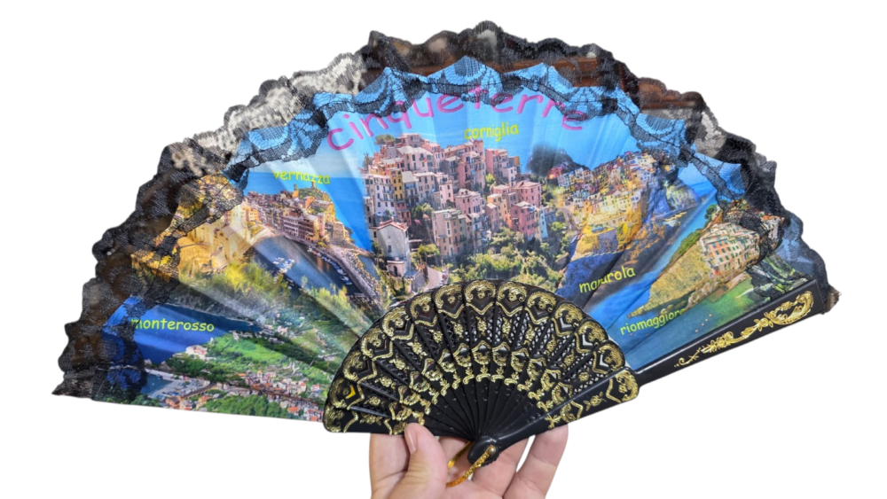 Leque de souvenir das Cinque Terre com estrutura preta e detalhes dourados